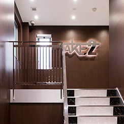 テイク・ツーロゴのあるエントランス階段